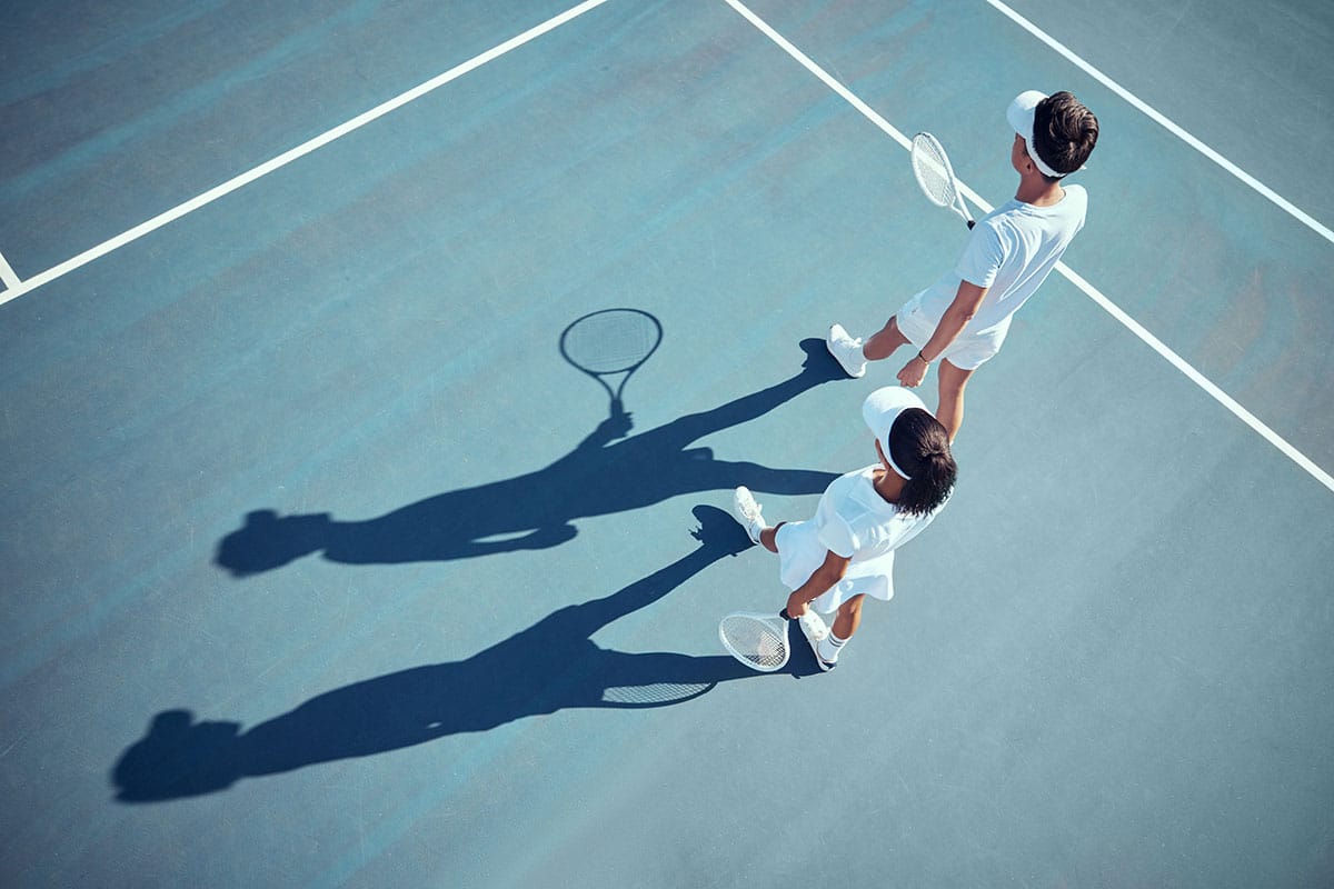 2 people playing tennis